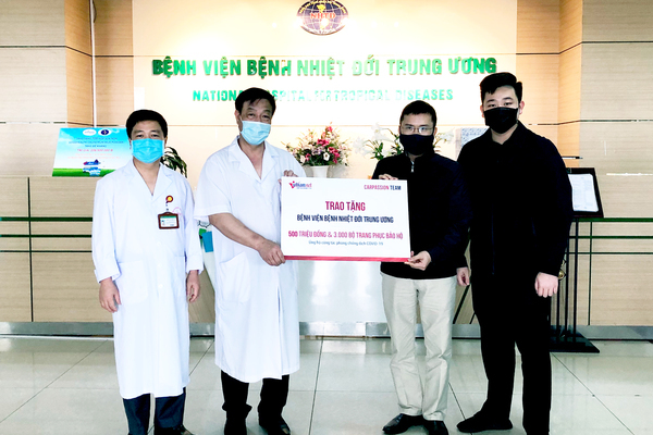 VietNamNet cùng CarPassion trao tặng 1 tỷ đồng đến BV Bệnh Nhiệt đới TƯ và BV Việt Đức