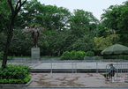 Công viên Hà Nội tĩnh lặng ngỡ ngàng ngày đầu phạt vi phạm cách ly
