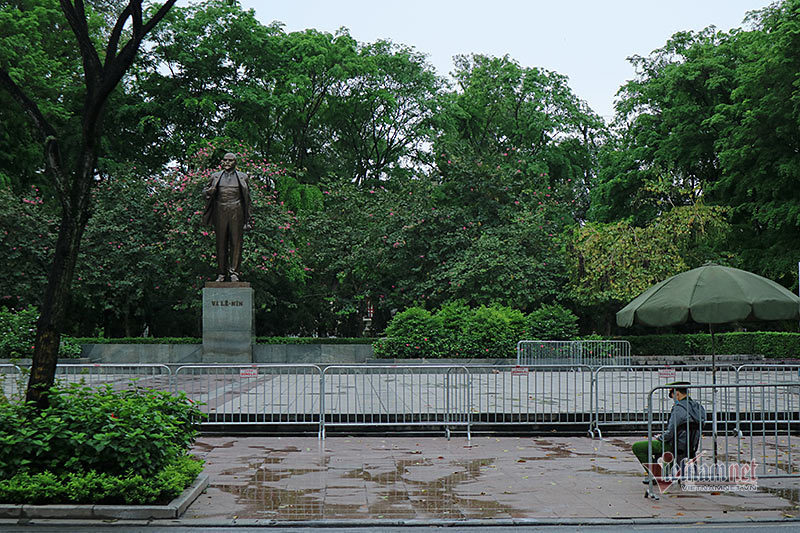 Công viên Hà Nội 'cửa đóng then cài' ngày đầu phạt vi phạm cách ly