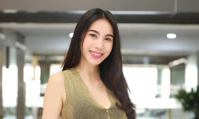 Thuỷ Tiên phát gạo miễn phí cho người nghèo