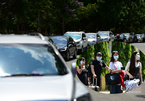 Nghìn người rời khu cách ly ở Sài Gòn, trăm ô tô nối dài chờ đón