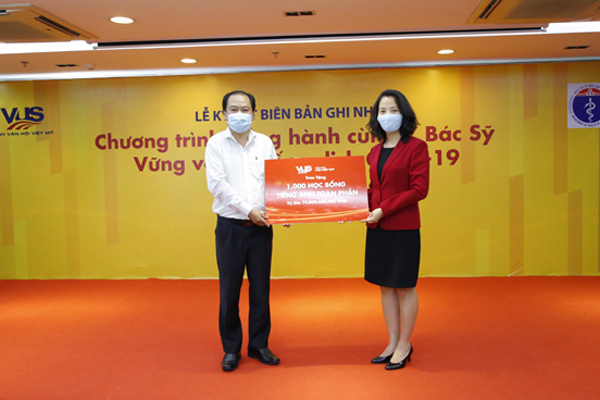 Hệ thống Anh ngữ VUS đồng hành y bác sĩ chống dịch Covid-19