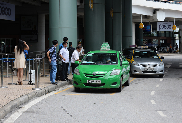 Taxi tạm dừng đón khách tại sân bay Nội Bài