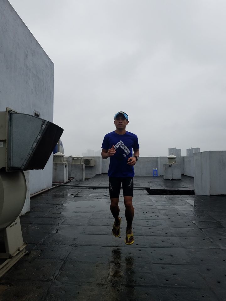 Runner chạy marathon tầng thượng chung cư và thông điệp mùa dịch Covid-19