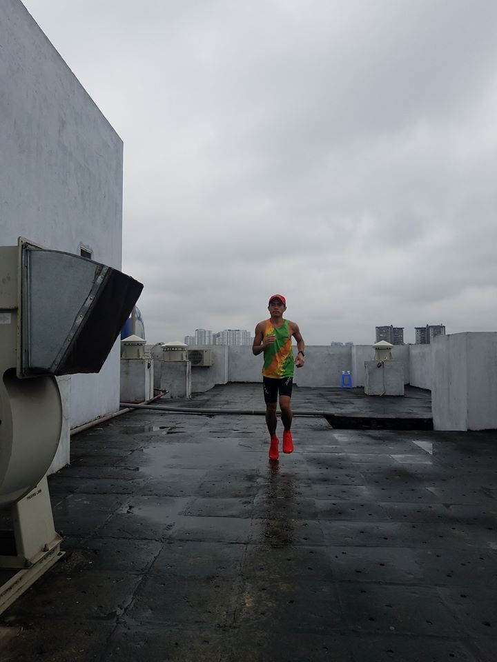 Runner chạy marathon tầng thượng chung cư và thông điệp mùa dịch Covid-19
