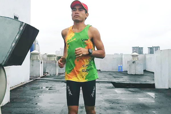 Thông điệp của runner chạy marathon trên tầng thượng chung cư