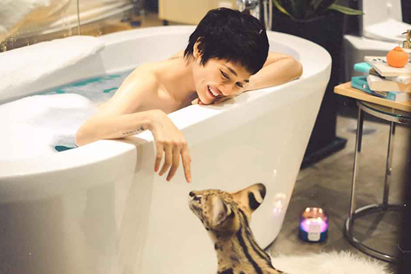 Bảo Anh tung loạt ảnh khoả thân quyến rũ trong phòng tắm