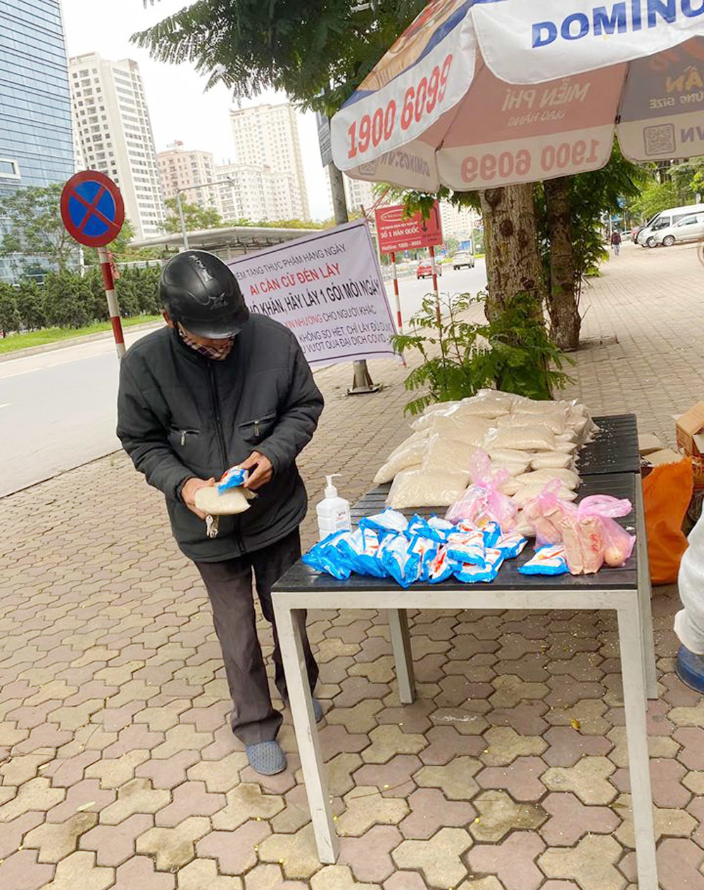 Người Hà Nội phát đồ ăn miễn phí: 'Cảm ơn các cháu, cô không lo đói nữa rồi'