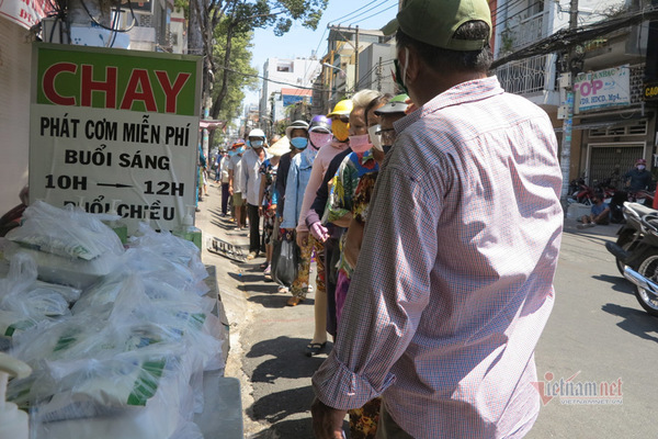 Vợ chồng Sài Gòn nghỉ kinh doanh, nấu cơm, phát ngàn bao gạo cho người nghèo