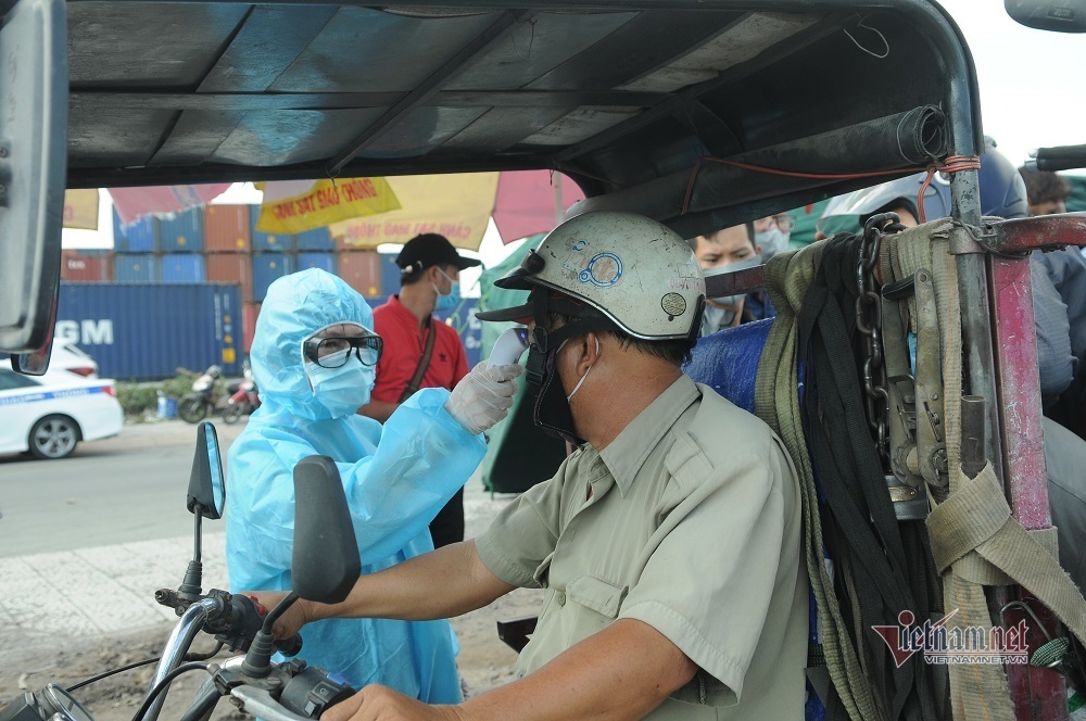 Ngày đầu kiểm soát dịch ở cửa ngõ Sài Gòn, 3 tài xế bị kiểm tra y tế