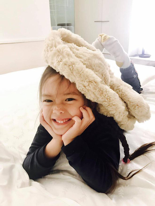 Con gái 6 tuổi lai Tây xinh đẹp của Đoan Trang nói 3 thứ tiếng
