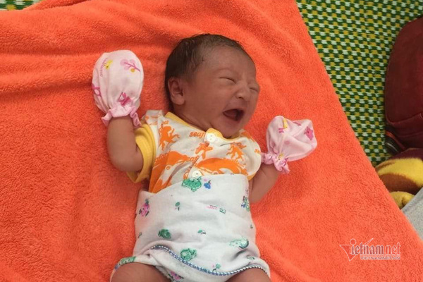 Bé gái nặng 2,9kg được hạ sinh trong khu cách ly ở Huế