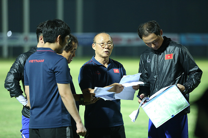 Tuyển Việt Nam: V-League trở lại, thầy Park làm gấp điều này...