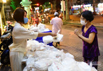 Lao động nghèo Sài Gòn vui mừng nhận hộp cơm từ mạnh thường quân