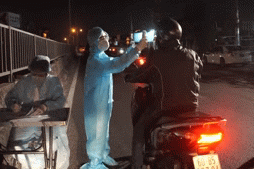 Nữ nhân viên đo nhiệt độ liên tục ở cửa ngõ Sài Gòn thời cách ly xã hội