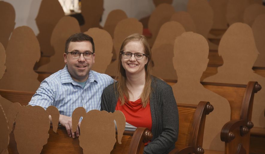 Đám cưới mùa dịch: Khách mời là 100 tấm bìa các tông