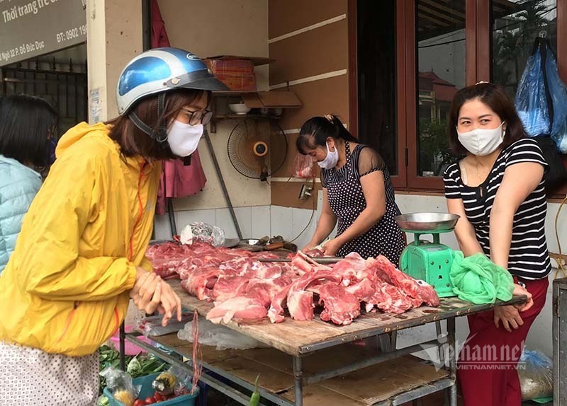 Hàng nội đắt mãi không giảm, dân chuyển ăn thịt lợn nhập khẩu