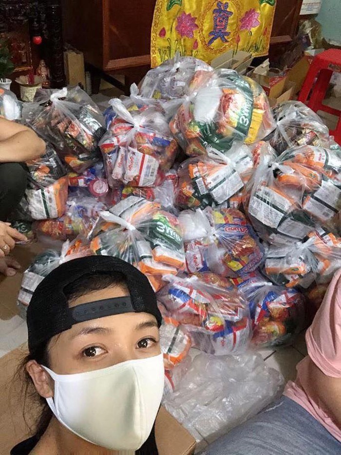 Việt Hương và các nghệ sĩ Việt tặng gạo bà con nghèo mùa dịch