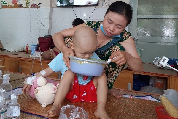 Con trai bại não, con gái ung thư, gia đình nghèo rơi vào bế tắc