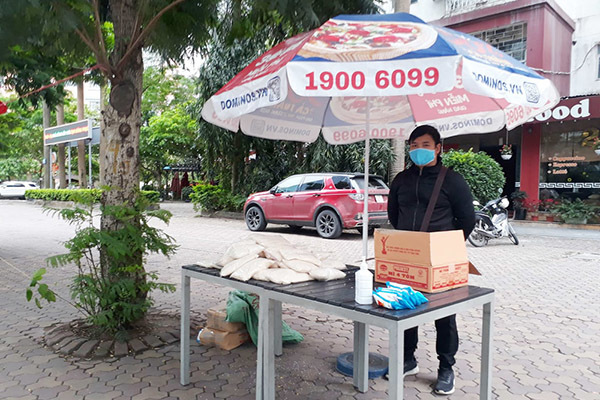 Người Hà Nội phát đồ ăn miễn phí: 'Cảm ơn các cháu, cô không lo đói nữa rồi'