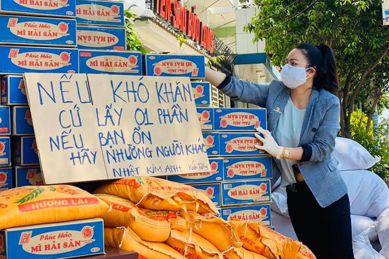 Nhật Kim Anh phát 300 thùng mì, 3 tấn gạo cho người nghèo mùa dịch