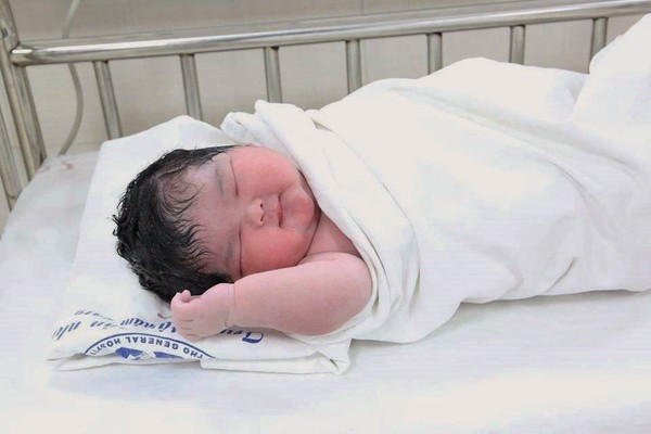 Bé gái sơ sinh nặng 6 kg chào đời ở Phú Thọ