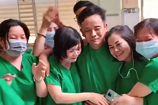 Nữ bác sĩ Bình Thuận khóc oà hạnh phúc khi bệnh nhân Covid-19 âm tính