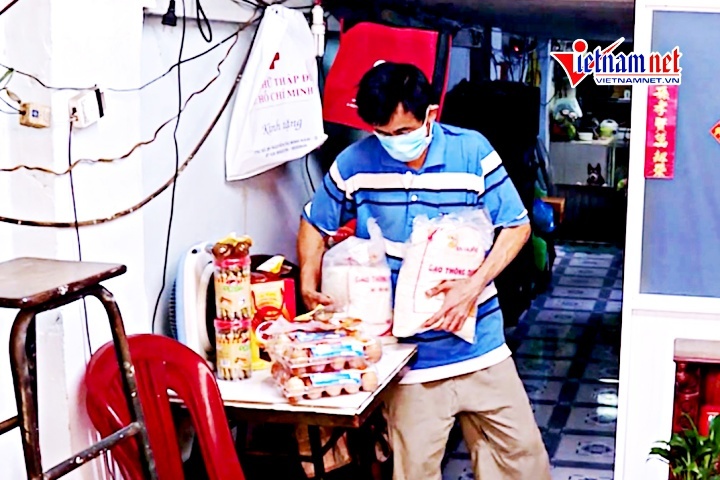 Hàng ngàn suất quà gửi tặng người bán vé số giữa dịch Covid-19