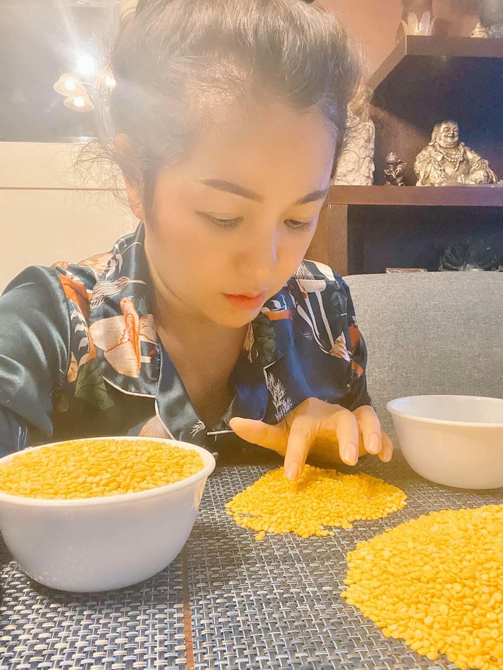 Hồ Ngọc Hà nằm ngắm Kim Lý dạy Subeo học bài