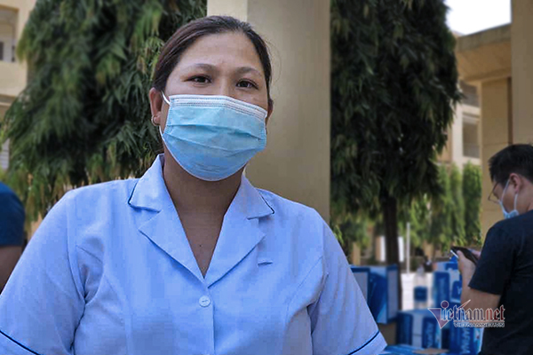 Người phụ nữ gửi con thơ cho bố mẹ chồng để đi chống dịch Covid-19