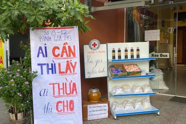 Thầy giáo nghỉ hưu rủ bạn bè, hàng xóm góp gạo tiền giúp người nghèo vượt Covid-19