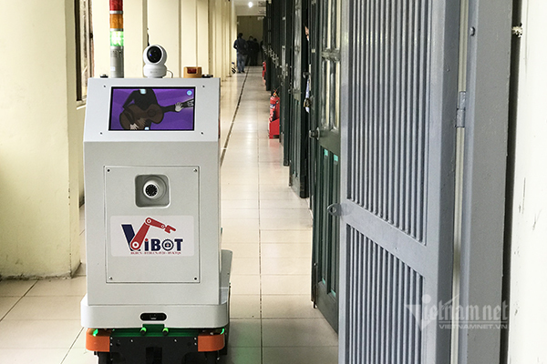Robot Make in Vietnam vận chuyển thức ăn, đồ dùng cho bệnh nhân Covid-19
