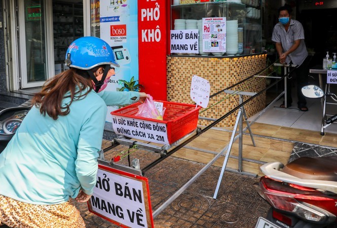 'Tấm khiên' cách ly chị tạp hoá, ròng rọc 'tránh xa ra' bà hàng phở