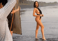 'Hoa hậu gợi cảm nhất thế giới' khoe đường cong với bikini
