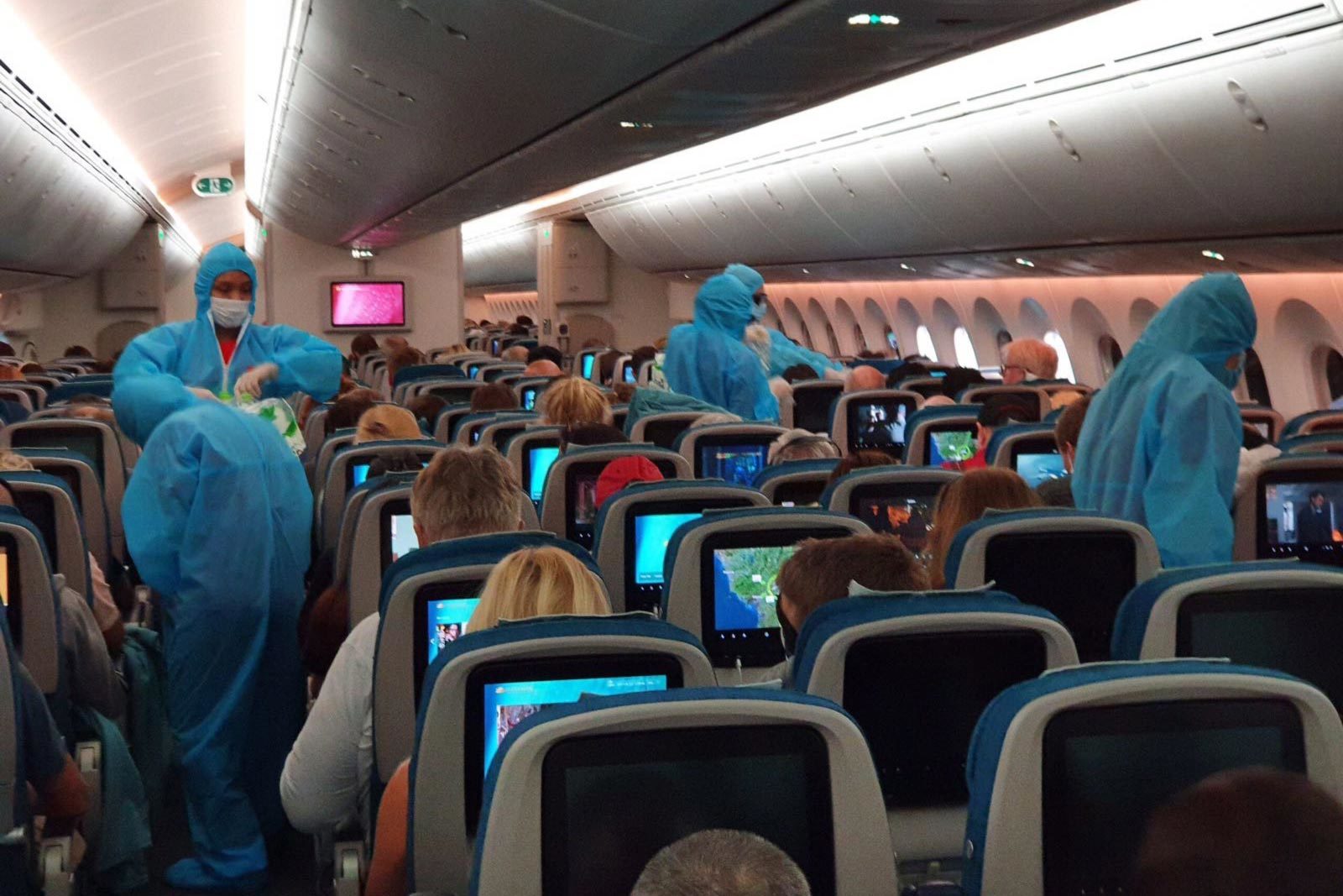 Mở 2 chuyến bay đưa gần 600 công dân châu Âu hồi hương