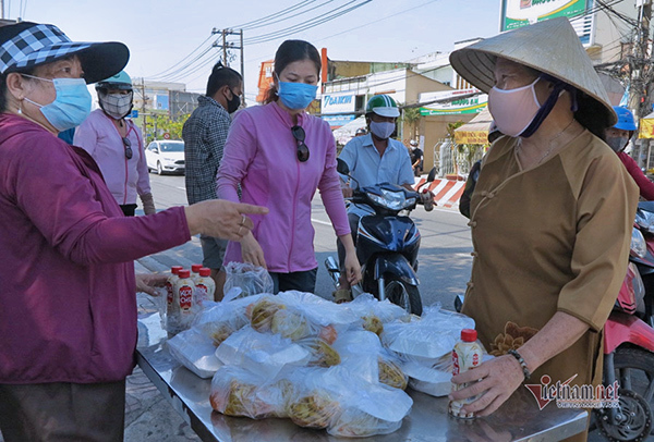 'Người đi xe tay ga đến nhận quà, chúng tôi cương quyết từ chối'