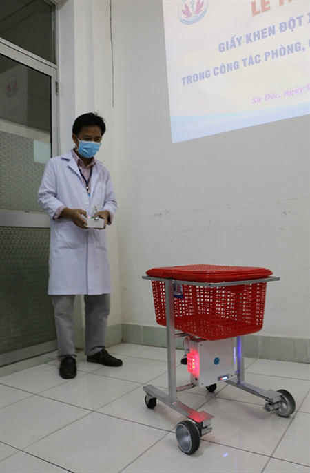 Robot helps keep medical workers safe from coronavirus