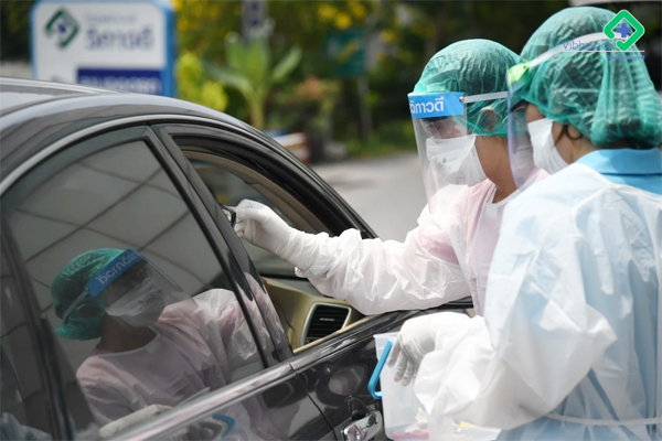 Dịch vụ xét nghiệm Covid-19 ngay trên ô tô ở Thái Lan