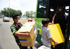 Chiến sĩ đội nắng giúp người dân rời khỏi khu cách ly kí túc xá TP.HCM