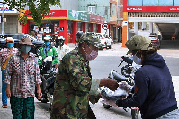 Người Đà Nẵng góp gạo, chia cơm ‘dìu nhau’ qua cao điểm dịch