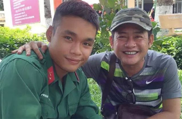 Tấn Beo: 'Muốn tham gia tuyến đầu chống dịch như con trai'