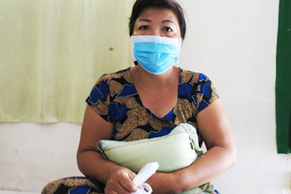 Bị giật tiền giữa đêm, chị bán cá nghẹn ngào ôm 5kg gạo về nhà