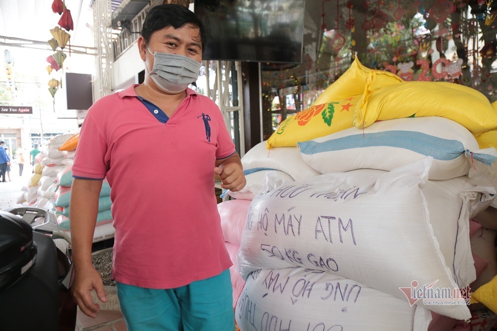 Người Sài Gòn đến góp sức ‘ATM gạo' miễn phí của người nghèo