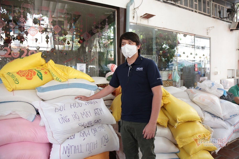 Người Sài Gòn đến góp sức ‘ATM gạo' miễn phí của người nghèo
