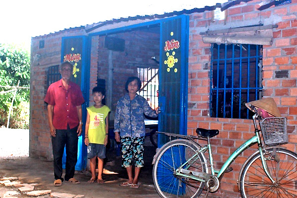 Ông bà già yếu xin giúp cháu trai mồ côi được tiếp tục đến trường