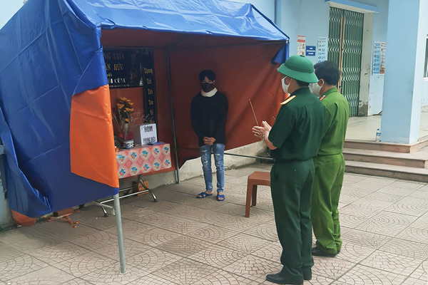 Lập bàn thờ chịu tang cha trong khu cách ly ở Nghệ An