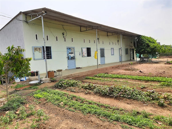 A man builds houses to help migrant workers