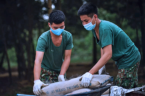 Bộ đội nấu cơm, đun nước cho bà con, bà con tặng lại con đường