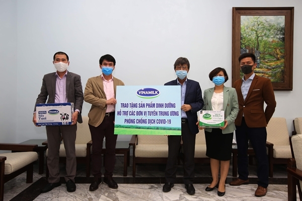 Tiếp sức cho tuyến đầu chống dịch, Vinamilk ủng hộ gần 15 tỷ đồng