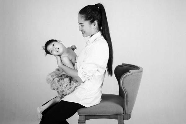 Giữa lúc dịch Covid-19, diễn viên 'Về nhà đi con' một mình nuôi con bại não